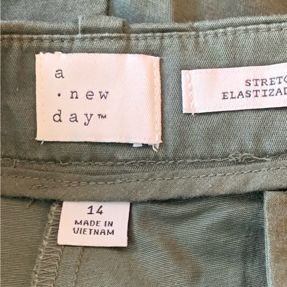A NEW DAY Olive Green Shorts Chinos Size 14 High-Rise Belted 3-Inch Inseam - Picture 7 of 9